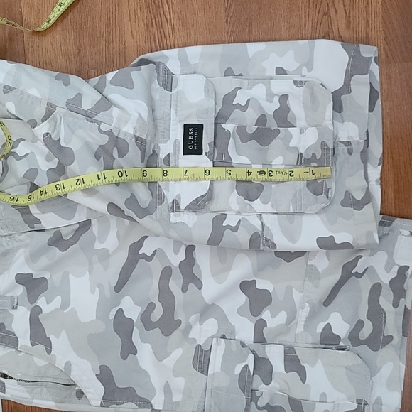 Guess Men's Camo Gray and White Cargo Belted Shorts (Sz 32) - Picture 11 of 11